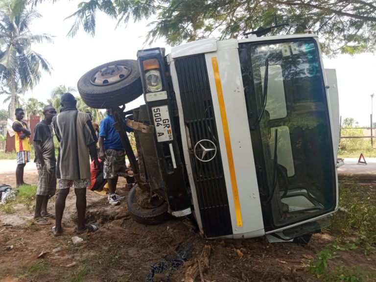 VIDEO: Benz Container Car Hits A Pothole And Flips Over At Akyem Asene.